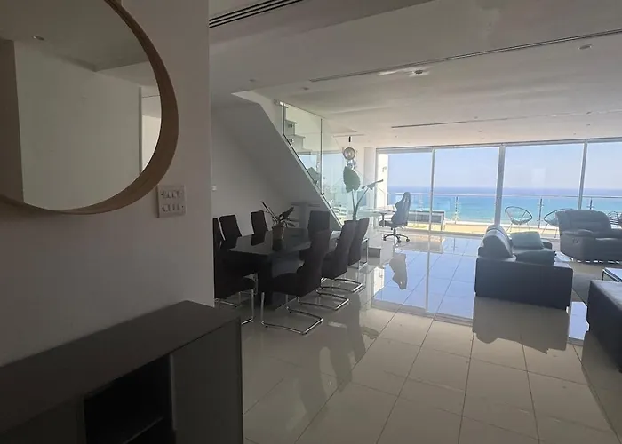 Stunning Penthouse With Sea And View Larnaca
