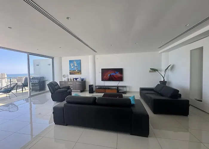Stunning Penthouse With Sea And View Larnaca