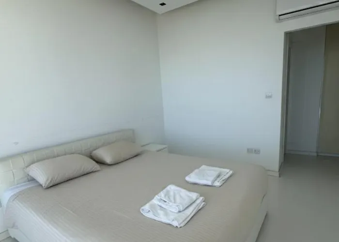 Stunning Penthouse With Sea And View Larnaca