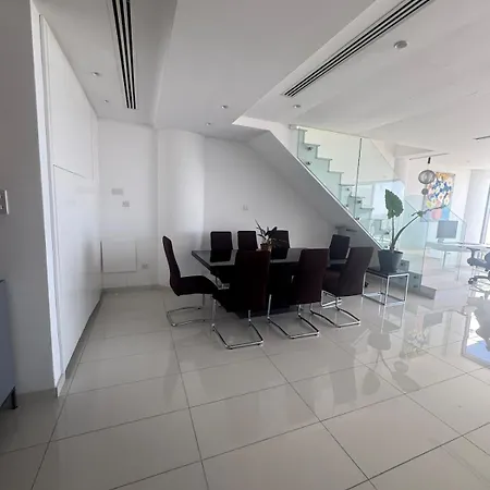 Stunning Penthouse With Sea And View Λάρνακα