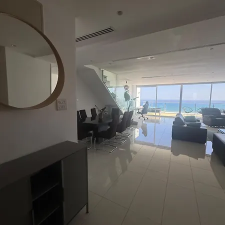 Stunning Penthouse With Sea And View Λάρνακα