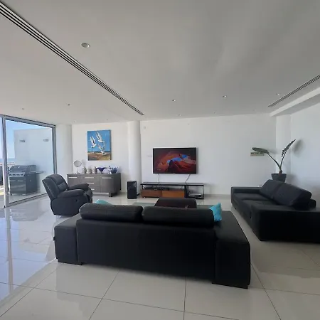 Stunning Penthouse With Sea And View Λάρνακα