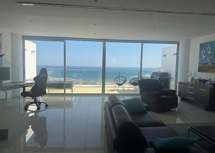 Lägenhet Stunning Penthouse With Sea And View Larnaca