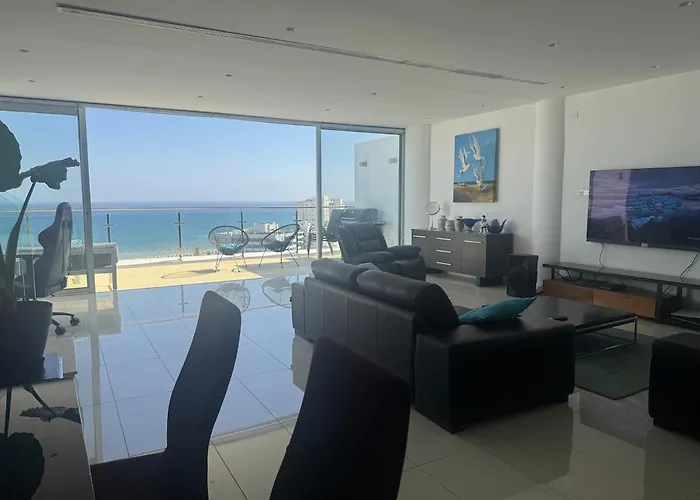 Stunning Penthouse With Sea And View Larnaca