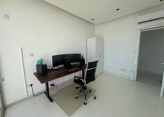 Lägenhet Stunning Penthouse With Sea And View Larnaca