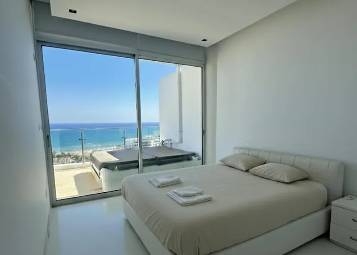 Stunning Penthouse With Sea And View Larnaca