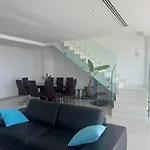 Stunning Penthouse With Sea And View Lejlighed